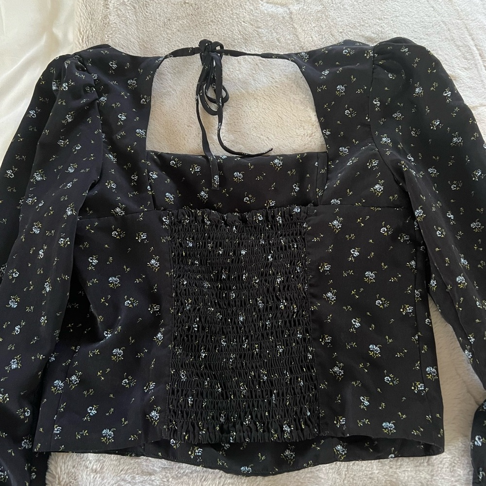 Levi's Black Floral Women's Top Size M NWT - Picture 2 of 6